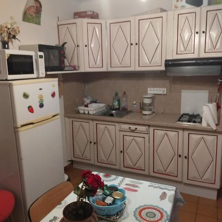 F1 Chambre Et Cuisine Reynes Exterior photo
