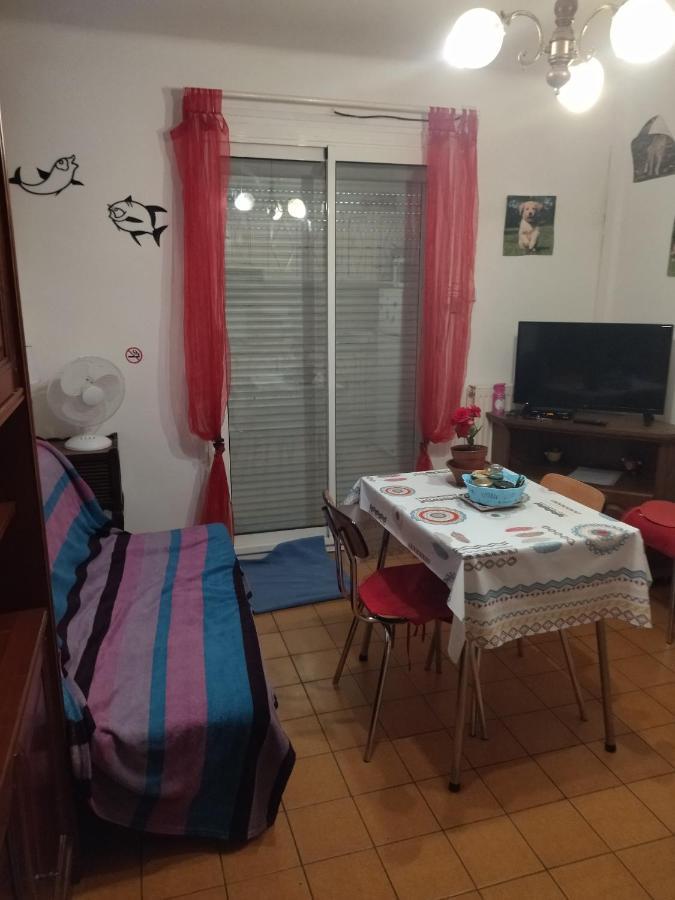 F1 Chambre Et Cuisine Reynes Exterior photo