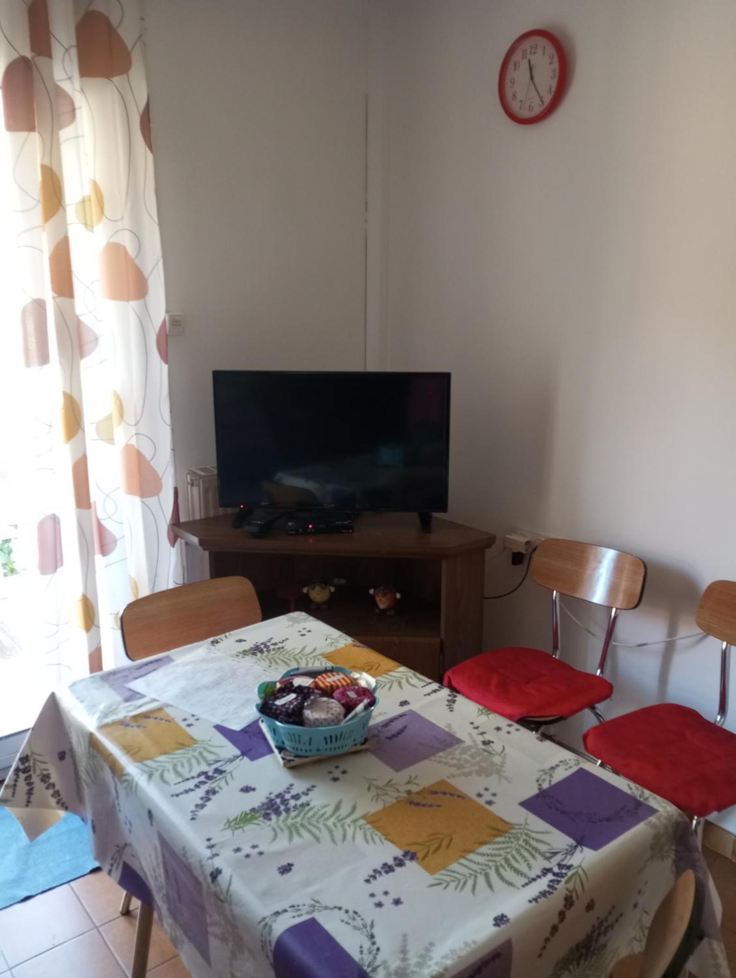 F1 Chambre Et Cuisine Reynes Exterior photo